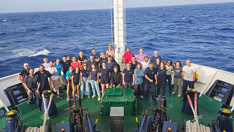 foto_de_familia_ investigadores_a_bordo_del_Sarmiento_de_Gamboa