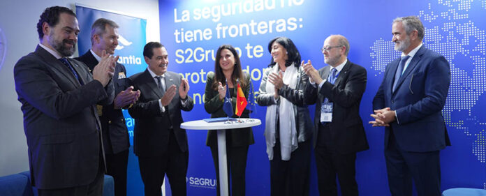 foto_familia_acuerdo_ciberdefensa_sector_naval