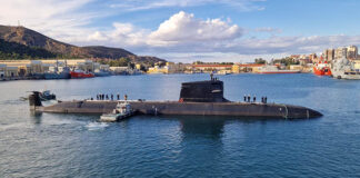 El S-82 Narciso Monturiol toca el agua y se prepara para la fase de pruebas S82_Narciso_Monturiol_a_flote