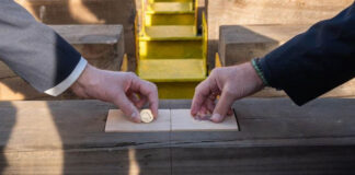 Freire Shipyard pone la quilla del buque insignia de la Universidad Técnica de Dinamarca ceremonia_moneda_puesta_de_quilla_buque_insignia_univerdidad_técnica_de_Dinamarca